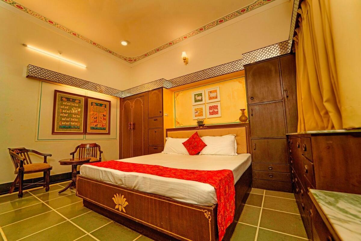 Santosh Villa - The House Of Antiques And Art Udaipur Extérieur photo