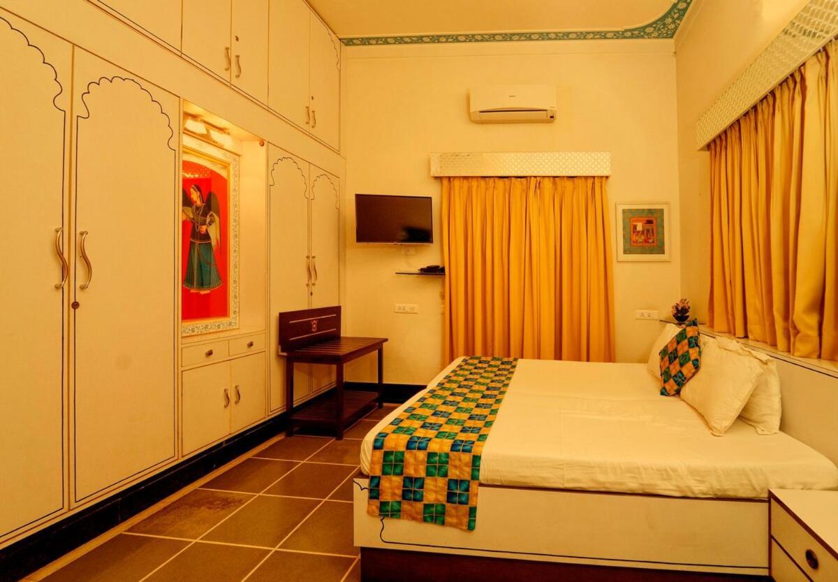 Santosh Villa - The House Of Antiques And Art Udaipur Extérieur photo