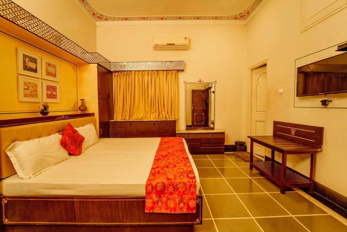 Santosh Villa - The House Of Antiques And Art Udaipur Extérieur photo